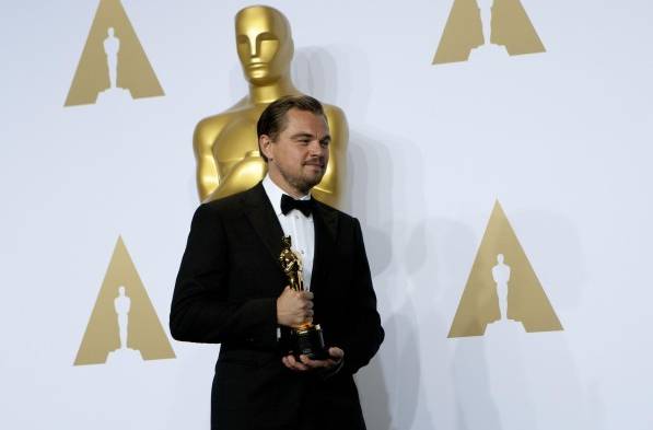 El actor Leonardo DiCaprio posa con su Óscar a Mejor Actor por la película The Revenent.