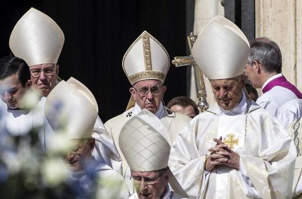 Papa Francisco dirige misa de canonización de María Teresa.