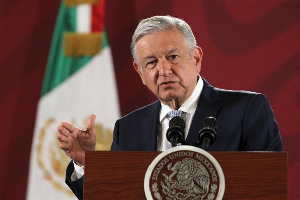 Presidente de México arremete contra servidores públicos que ganan más que él