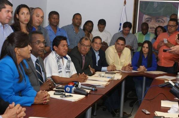 Juan C. Navarro presidió la reunión, pero se retiró del salón para no dar declaraciones.