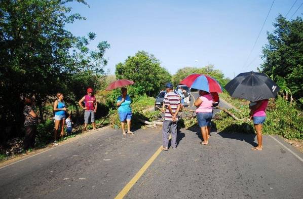 Moradores de La Villa cerraron la vía hacia Macaracas, por cuatro horas