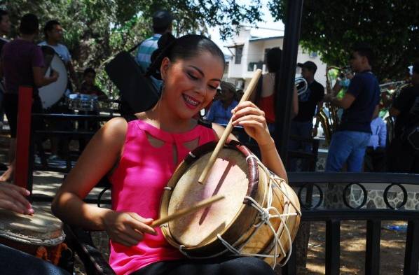 Doralis Lisbeth Mela Arroyo tocando el tambor.