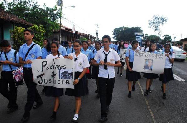 Varios colegios realizaron una marcha por la paz. Exigen justicia por el doble crimen.