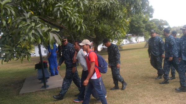 Llegada de los cuatro pescadores de la embarcación Antares III.