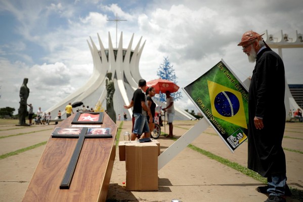 Un militante de Bolsonaro y otro de Lula se matan a tiros en Brasil.