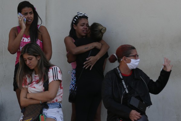 Familiares de los muertos durante un operativo policial en la favela Vila Cruzeiro hoy, en Río de Janeiro (Brasil).