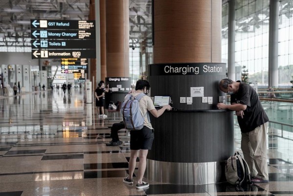 Evite utilizar estaciones de carga gratuitas en aeropuertos, hoteles o centros comerciales.
