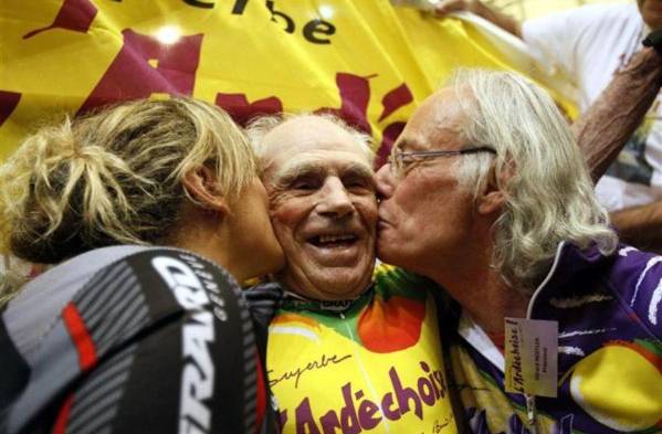 Corre 100 metros a los 104 años