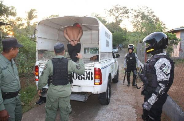 Detenidos fueron trasladados al cuartel policial para iniciar las investigaciones correspondientes. Muchos tienen casos pendientes.