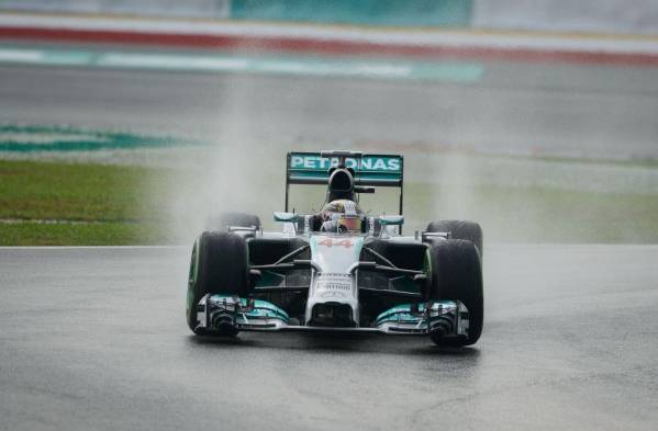 Hamilton sale primero en Malasia