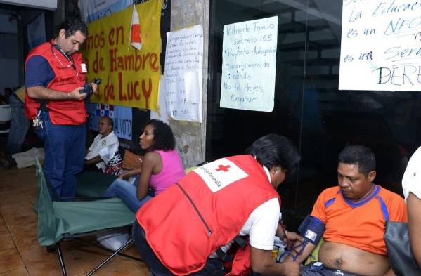 Docentes en huelga de hambre fueron revisados por la Cruz Roja.