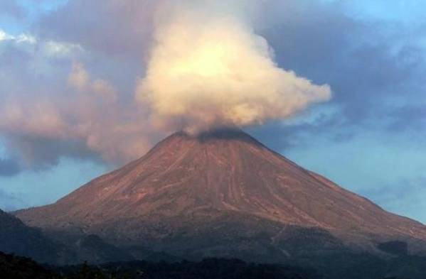 Estos tres volcanes son los más activos de los 32 que tiene el país centroamericano.