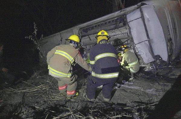 Al menos 18 muertos en México tras caer autobús por un barranco