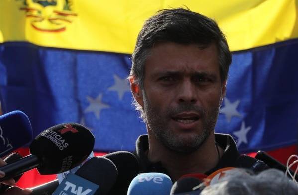 Leopoldo López salió de Venezuela y viajará a España, según su padre