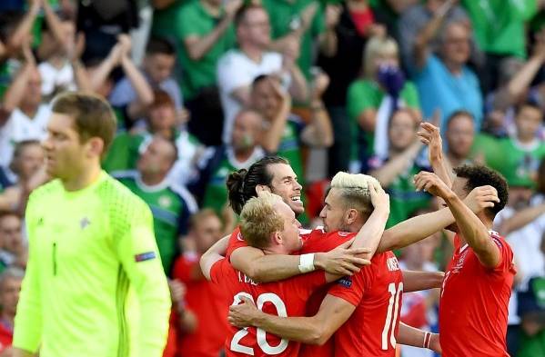 Gareth Bale, de Gales celebra con sus compañeros de equipo en el estadio Parc des Princes en París, Francia.