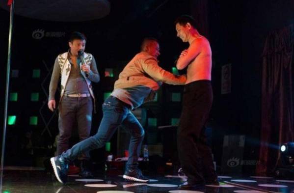 Se gana la vida recibiendo golpes en el estómago