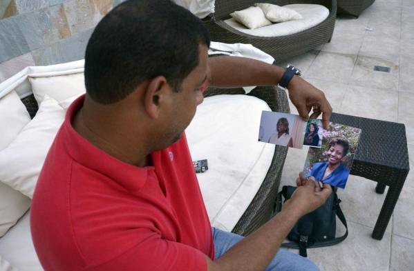 Alex muestra las fotos de su madre. El hombre cree que su madre fue víctima de una red de estafadores
