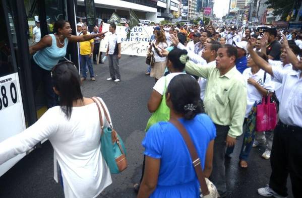 Usuarios y conductores molestos por cierre de la vía.