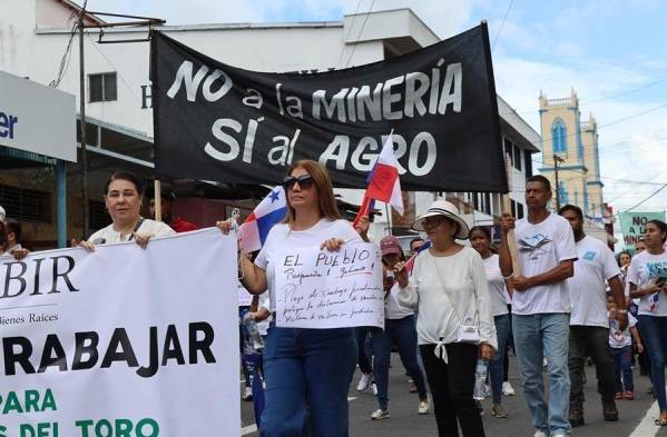 Personas marchan este 14 de noviembre de 2023 para pedir una solución a la crisis por el contrato a una filial de la minera canadiense First Quantum Minerals, en David (Panamá).