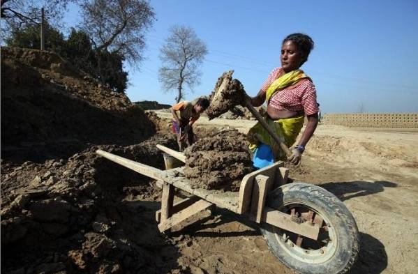 Dos mujeres indias trabajan en una producción de ladrillos, en la víspera del Día Internacional de la Mujer, en Amritsar, India.