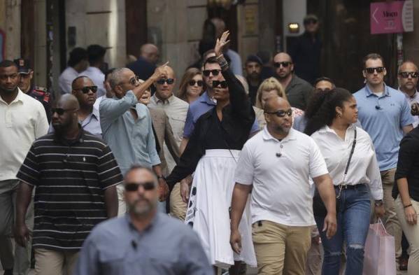 Los esposos Obama no dejaron de sonreír y saludar con la mano.