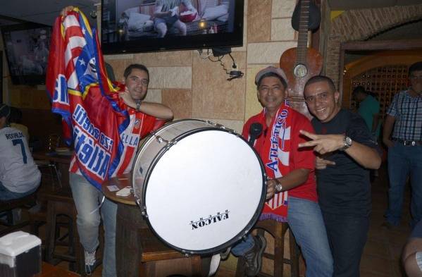 Un bombo no podía faltar en la fiesta de los blancos.