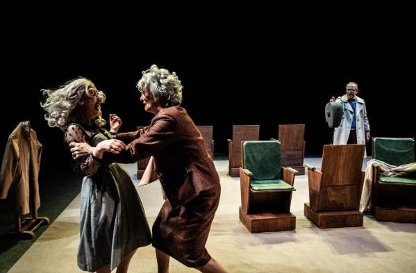 Fotografía cedida por el Festival Internacional de Teatro Hispano (FITH) de Miami donde aparecen (i-d) Martha Vidal como Azucena, María Elena Pérez como Graciela, y Carlos Sorriba como Aníbal, durante una escena de la obra teatral Bette Davis, ¿estás ahí?, una producción uruguaya escrita y dirigida por Domingo Milesi, que abrirá este viernes el certamen que presenta siete espectáculos de seis países. La obra se presenta en la sala Black Box del Auditorio de Miami-Dade y tiene la particularidad de que los espectadores usan auriculares para escuchar la actuación como si estuvieran sentados en el escenario.