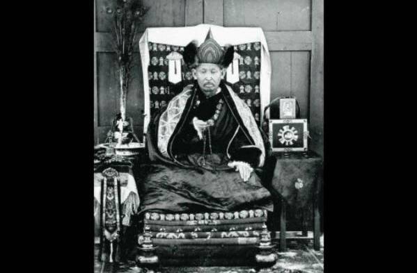 Dashi-Dorzho Itigilov (1852-1927). El 27 de enero de 2015 se encuentra momia meditando en posición de loto, en Mongolia; se dice que posiblemente sea Itigilov..