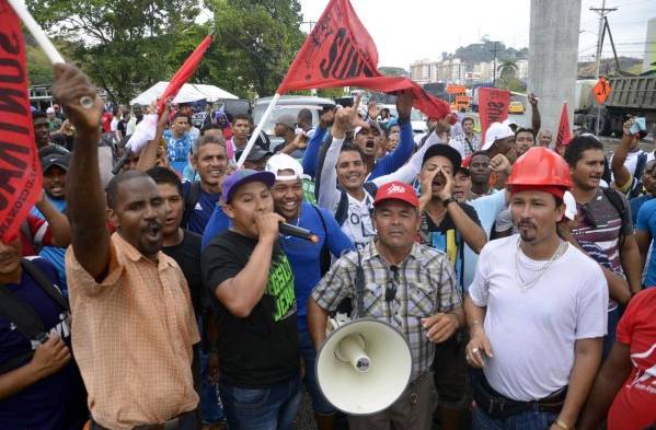 Miembros del Suntracs protestaron ayer en Los Andes, en exigencia de mejores salarios.