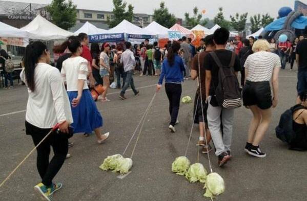 Jóvenes pasean verduras para la depresión