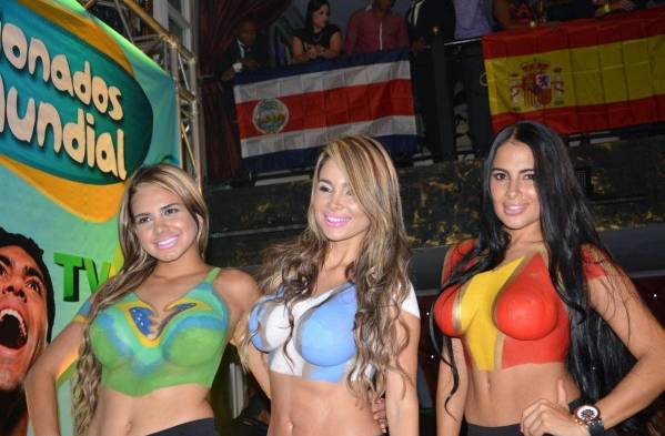 Con sus senos pintados se robaron la mirada y los suspiros de todos los chicos.