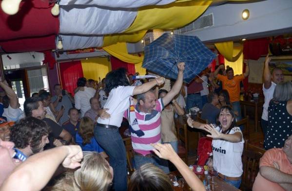 La emoción cuando el encuentro se empata, gracias al gol de Sergio Ramos.