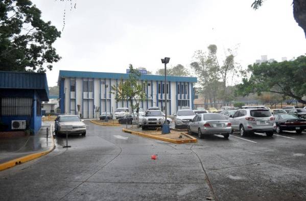 Pacientes fueron a la policlínica Carlos Brin esperanzados a ser atendidos, no fue así.