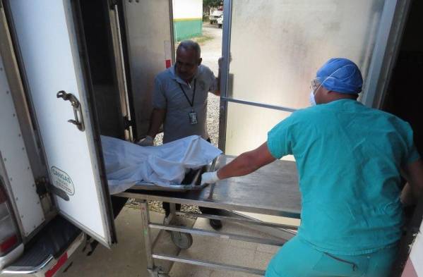 Instantes en que personal del Ministerio Público trasladaba el cadáver de Samudio a la Morgue Judicial.