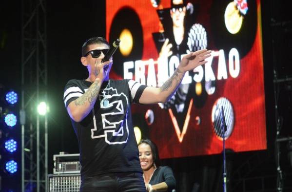 Franciskao en tarima.