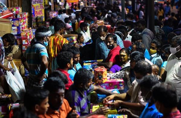 La India celebra el año nuevo hindú bajo la amenaza de una nueva ola de covid