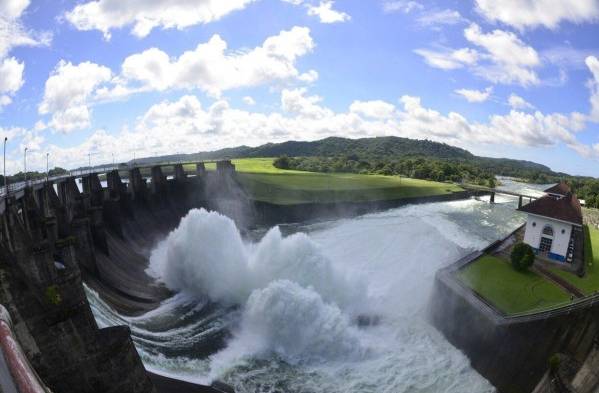 El Canal realiza pruebas a las compuertas del vertedero de Gatún 