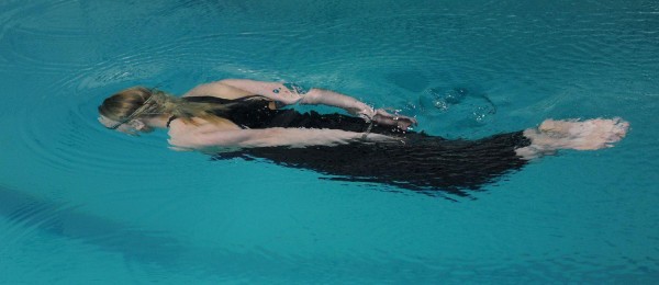 Joven nadó 25 metros atada de manos y pies