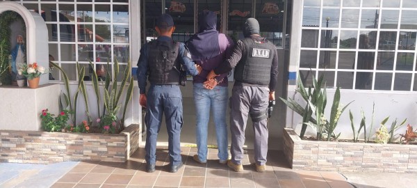 Policía aprehende a un hombre por microtráfico