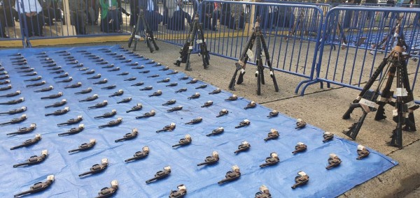 En el acto de destrucción había &nbsp;544 revólveres, 196 pistolas, 53 escopetas, 35 armas de pellet, 35 rifles, 142 fusiles, 1 carabina, 28 subametralladoras y 14 niples