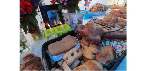 Los bolivianos reciben las almas de sus difuntos con mesas llenas de panes