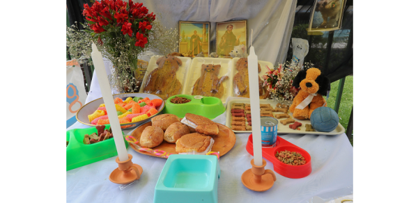 Los bolivianos reciben las almas de sus difuntos con mesas llenas de panes