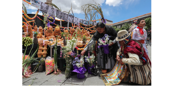 Los bolivianos reciben las almas de sus difuntos con mesas llenas de panes
