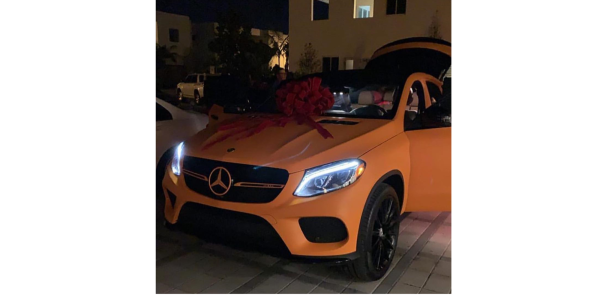 Anuel le regala un Mercedes Benz a Karol G