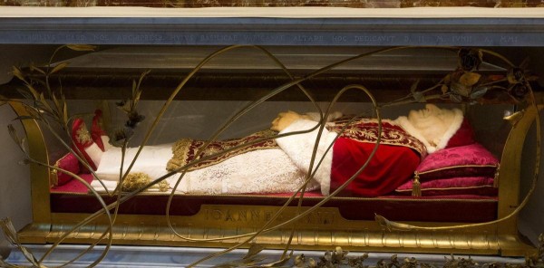 Papa Juan XXIII embalsamado en el Interior de la basílica de San Pedro.