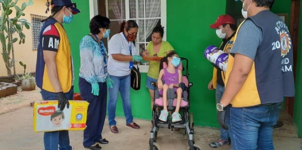 Club Activo 20-30 entrega donaciones a personas con discapacidad