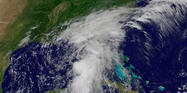 Huracán Newton toca tierra y tiene en alerta la Península de Baja California 