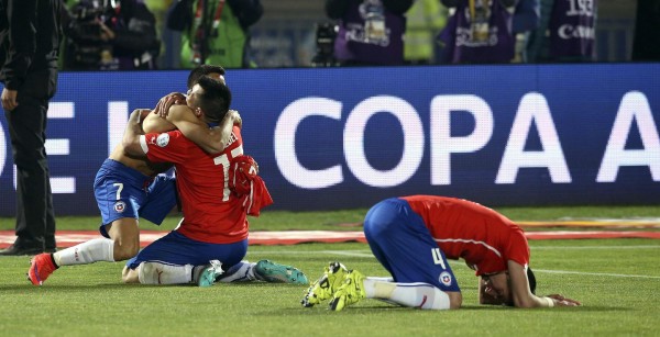 Los jugadores de Chile celebran su victoria ante Argentina en la final de la Copa América de Chile 2015, en el Estadio Nacional Julio Martínez Prádanos de Santiago de Chile, Chile, hoy 4 de julio de 2015.