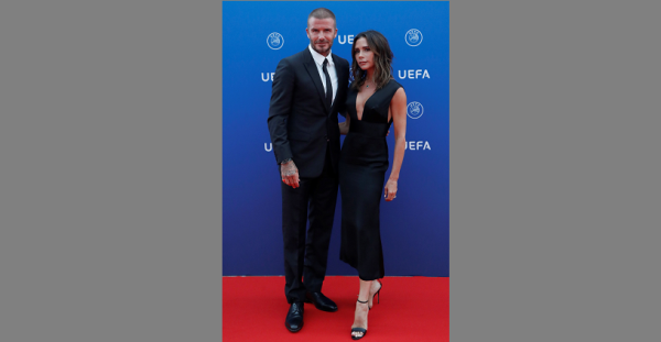 El exfutbolista británico David Beckham (i) posa junto a su mujer, Victoria Beckham.