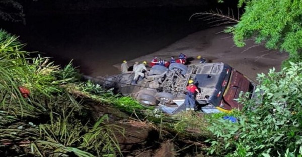 Cinco muertos y 40 heridos por caída de autobús en un despeñadero en Brasil